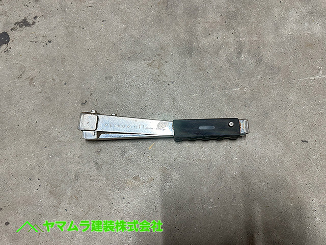 08.豊明市 屋根修理 ハンマータッカーで防水材を止めます。