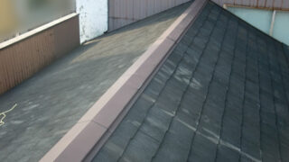 名古屋市昭和区【屋根カバー工法】築40年の屋根から雨漏り!棟板金の施工不備と劣化とは?アスベストを含むカラーベストには