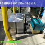 01．名古屋市南区　防水　使用する材料缶を必つに固めて置いてあります。