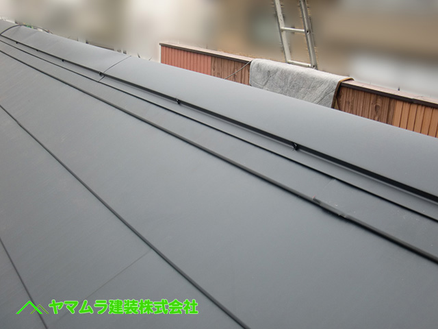 02．名古屋市昭和区　カバー工法　新しい棟板金を取り付け工事が完了しました。