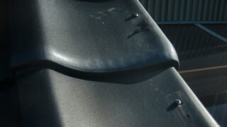 【差し替え交換】大府市 足場の解体作業中に屋根瓦が破損!落下寸前のケラバ袖瓦を専門業者がビス固定工法で安全に差し替え交換