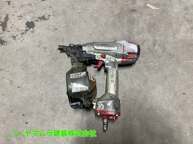 12.大府市 葺き替え エアー釘打ち機先端。