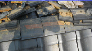 東浦町【棟修復作業】解体で判明した土台の施工不良と強度不足！ズレない強力棟金具を使った一本葺き工法での強固な土台作り