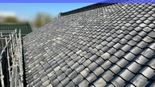 名古屋市中川区【屋根葺き替え】大量の土や下地の杉皮を施工者が手作業で安全に処理!雨漏り解決と耐震化に繋がる瓦めくり