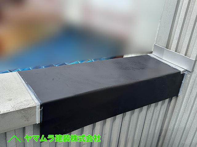 13．笠木と外壁当たる部分の補修工事。