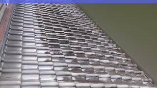 常滑市【切妻屋根点検】一階屋根の片面だけコケだらけ？棟の漆喰剥がれと瓦の破損！軒天のシミを発見・原因特定の徹底！