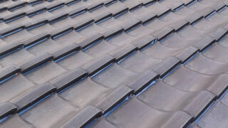 【ラバーロック】東海市　瓦屋根のコーキング施工！雨漏りを防ぐ瓦の固定方法と棟違い屋根の注意点！ジャッキ下の確実な作業