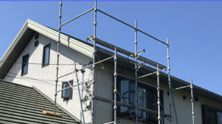 常滑市【天窓修理】なぜ足場が必要？滑りやすい屋根瓦の危険性と、安全な工事のためのプロの点検・修理方法を解説