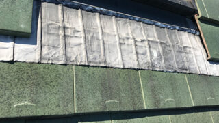 【常滑市】滑る屋根瓦の天窓修理!水下スカートを点検しコーキング固定で雨漏りを防ぐ|現場作業レポートと安全な点検方法