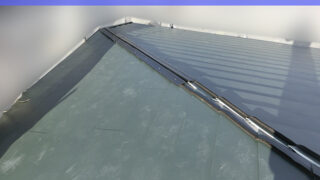 【知多市】屋根カバー工法完工!雨漏りを防ぐ棟の土台材設置と防水処理を解説