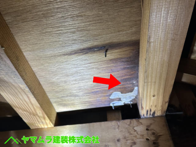 03．大府市　ベランダ雨漏り　雨漏りで染みが出来ています。