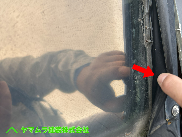 05．名古屋市熱田区　点検　ガラスと枠の間の防水テープにはすでに粘着力はありませんでした。