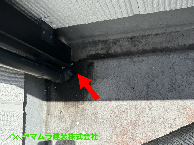 07．大府市　ベランダ雨漏り　劣化したベランダに雨樋の水が流れ落ちてきていました。