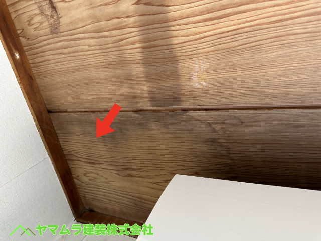 02．大府市　陸屋根点検　どこから浸入した雨水が天井板に染みとして浮き出してきていました。