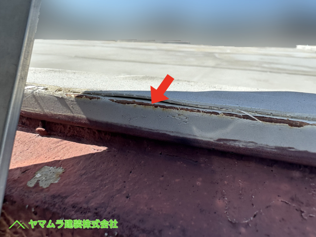 04．大府市　脚立で屋根に上る途中で陸屋根屋上とその手前の外壁部分の劣化具合がかなり進んでいました。