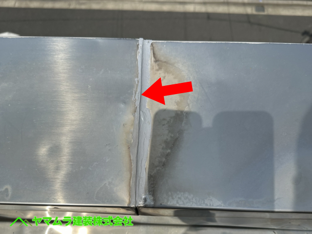 13．大府市　点検　屋根上の笠木鈑金の接続部のコーキングも厚みが無くて心配になります。
