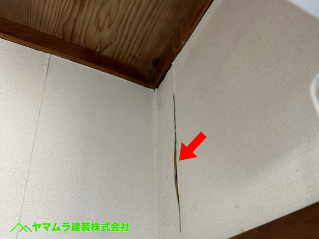 03．大府市　陸屋根点検　こちらの壁紙は天井から流れてきた雨水が壁伝いに伝わってめくり始めています。