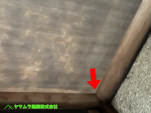 03．東浦町　点検　一階玄関先の天井板もやや雨漏りしています。