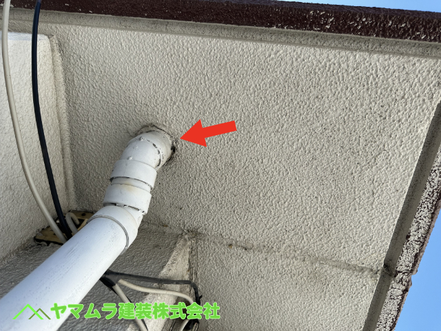 08．大府市　陸屋根点検　ドレン下の雨水が集まって流れる樋筒に関しては特に問題無さそうです。