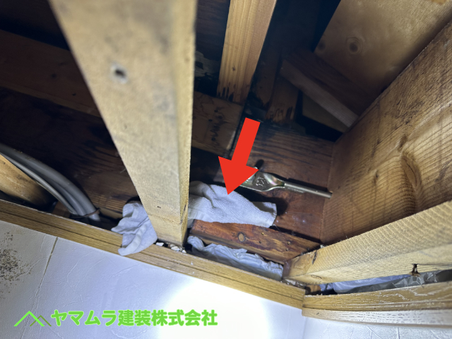 05．大府市　ベランダ雨漏り　雑巾などをつかって雨水を吸収しようとしています。