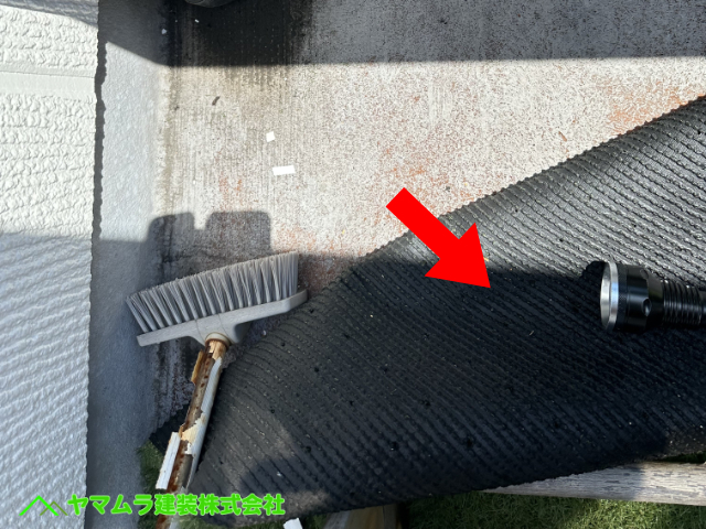 06 ．大府市　ベランダ雨漏り　ベランダに敷いていた芝生マットをめくります。