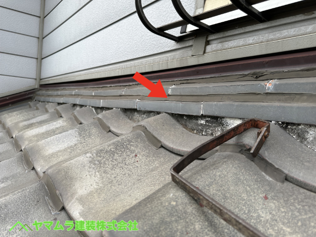 05．東浦町　点検　壁際の棟瓦にコーキングが塗布されています。