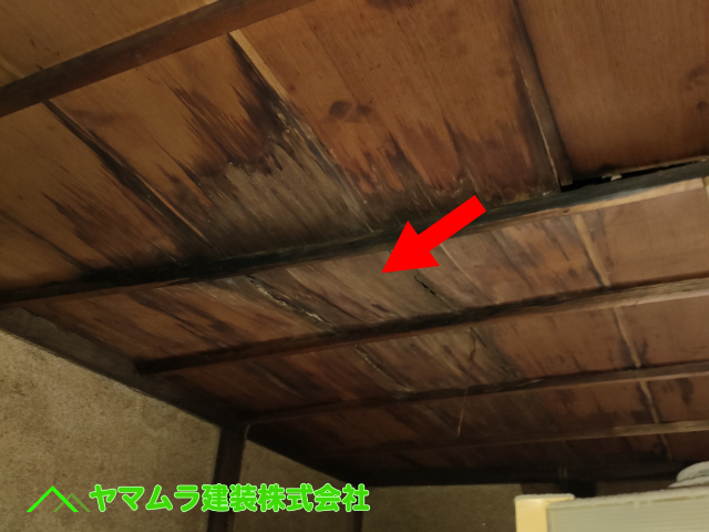 04．名古屋市港区　セメント瓦雨漏り　二階部屋の天井板も雨漏りが原因で崩れかけ始めていました。