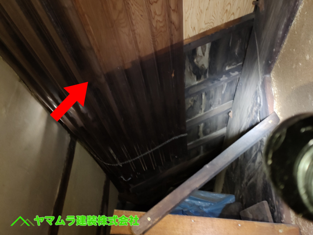 06．名古屋市港区　セメント瓦雨漏り　無理な増築を行った弊害で屋根の先端が増築先の室内に入っています。