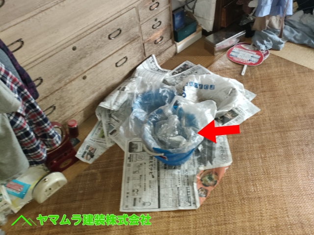 05．名古屋市港区　セメント瓦雨漏り　天井に溜まった雨水が落ちてきたところにあらかじめバケツを置いてました。