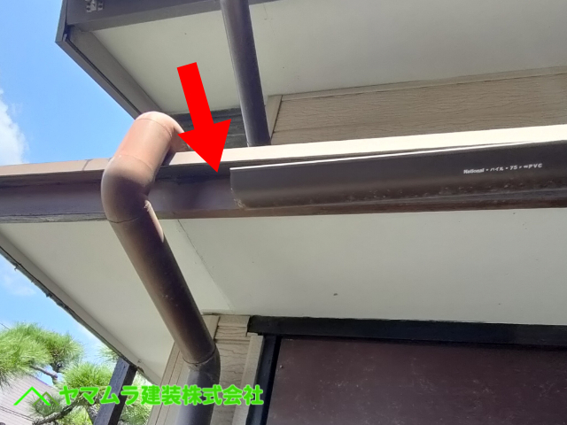 09．名古屋市昭和区　ベランダ雨漏り　雨樋が途中で切断されていてそこから雨水が流れ落ちています。