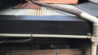 【豊明市】雨樋の「切り込み」と塩ビ屋根の雨水を制御する最後の板金術