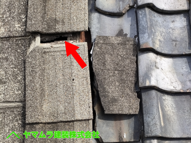 08．名古屋市港区　セメント瓦点検　古くなったセメント瓦がズレて屋根野地まで隙間が出来ています。