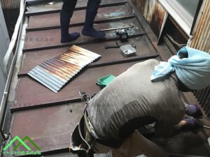 大府市　カバー工法　一階屋根のトタン屋根を取り剥がします