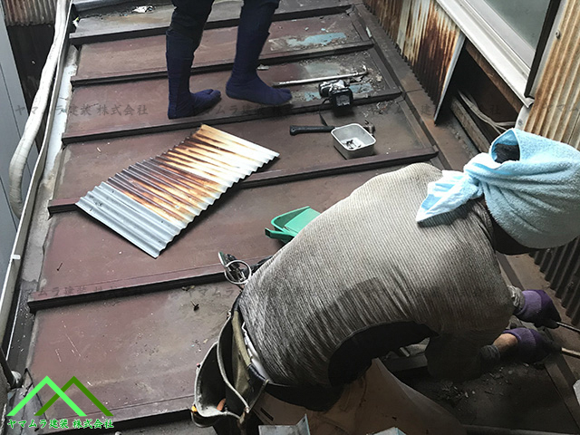 大府市　カバー工法　一階屋根のトタン屋根を取り剥がします