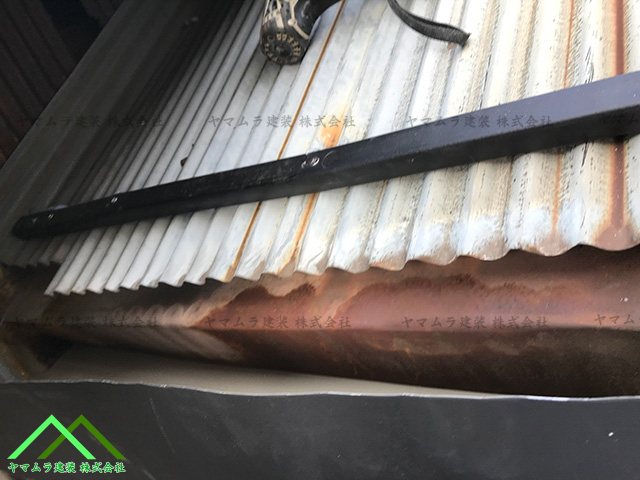 大府市　カバー工法　塩ビ屋根の先端修理で桟木で押さえます