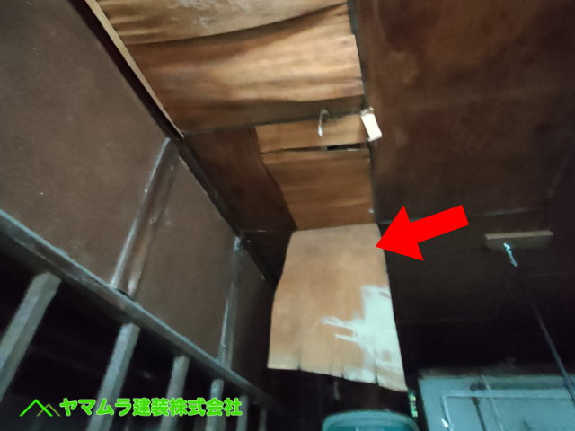 01．名古屋市港区　セメント瓦雨もり　雨漏りが原因で天井板までが腐食で剥がれていました。