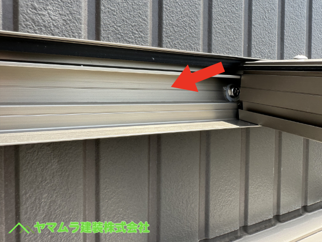 05.名古屋市港区 ベランダ雨漏り 後付けでベランダの上部に屋根の架台が取り付けられていました。