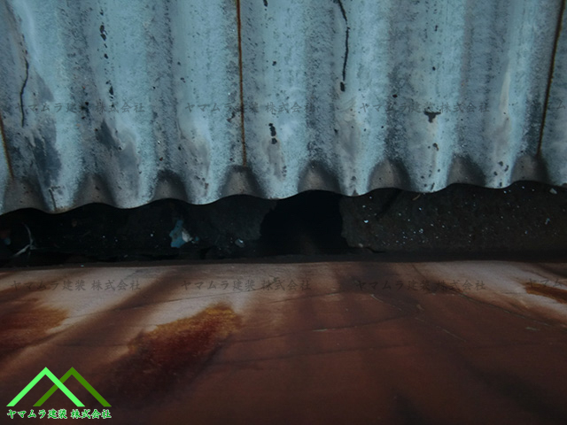 大府市　カバー工法　トタン屋根と外壁側の隙間部分