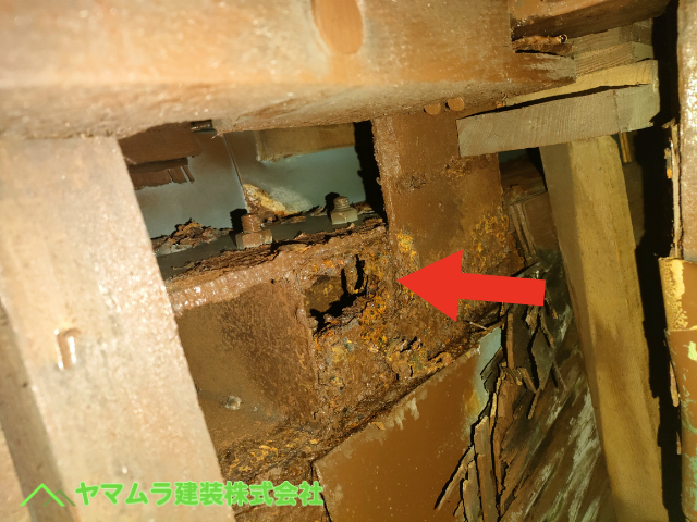 03．名古屋市昭和区　雨漏り点検　天井裏内部に鋼鉄製の補助材があったが腐食が進んでいました。