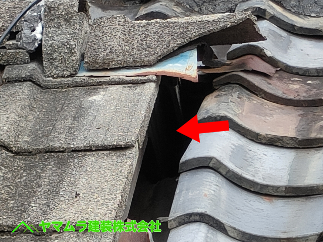 10．名古屋市港区　セメント瓦点検　無理な増築の弊害が屋根にも表れていましたが屋根瓦同士に大きな穴が開いていました。