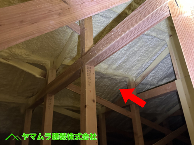 07.名古屋市港区 ベランダ雨漏り 点検口から屋根裏の内部に入って雨漏りしているか点検を行います。