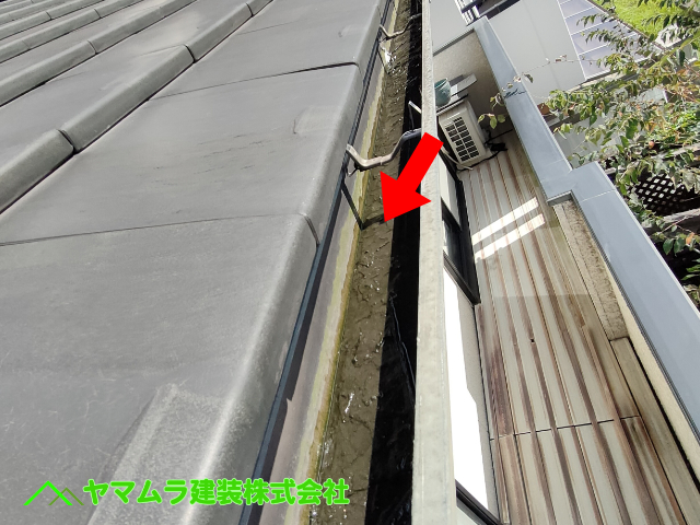 03．名古屋市港区　雨樋点検　雨樋の下がったところ部分では流れが止まって雨水が残っていました。