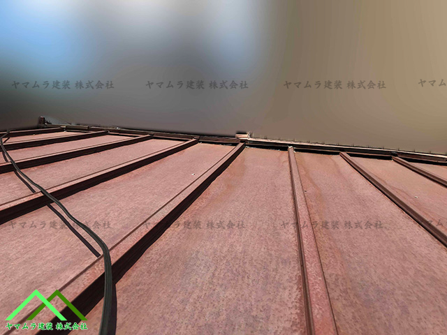 大府市　カバー工法　経年劣化が過ぎた赤錆びたトタン屋根。