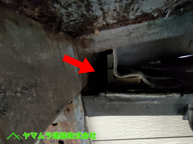 08．名古屋市昭和区　雨漏り点検　ベランダ裏側では染みだした雨水が室内にダイレクトに流れ落ちていました。