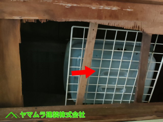 01．名古屋市昭和区　雨漏り点検　天井裏で雨漏りしている所にバケツを置いて防いでいます。