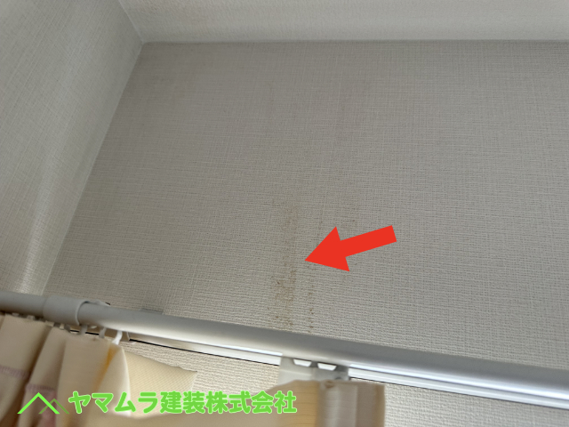 01.名古屋市港区 ベランダ屋根 ベランダが有るサッシ周り上部から雨漏りしている雨しみの跡がありました。