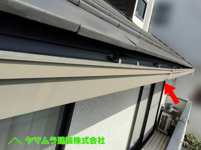 02．名古屋市港区　雨樋点検　雨樋の真ん中付近でたかっさが下がっている雨樋の通りです。